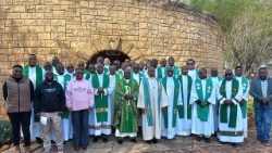 Padres angolanos e moçambicanos participam, na África do Sul, em formação sobre mudanças. 