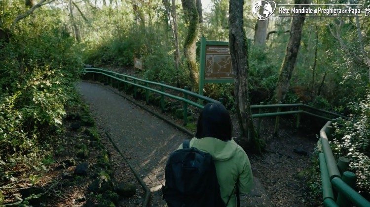 La protagonista del Video del Papa davanti ad un "bivio esistenziale". 