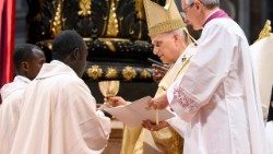 Leon XIV udzielający święceń kapłańskich