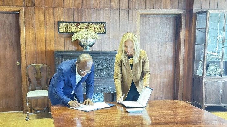 Assinatura de Acordo também com a Reitora da Universidade Católica de Portual, Isabel Capeloa Gil