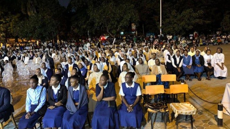 Fiéis participam da Missa e rezam pelo Papa Leão XIV