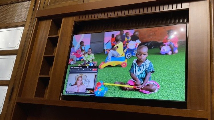 Filippa Lagerbäck in videocollegamento e l'area giochi dell'ospedale di Ruharo con i piccoli pazienti