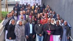 Dom Thulani, com participantes no Simpósio Internacional do G20 sobre Justiça Global e Solidariedade - Universidade da Cidade do Cabo, África do Sul (24/6/25)