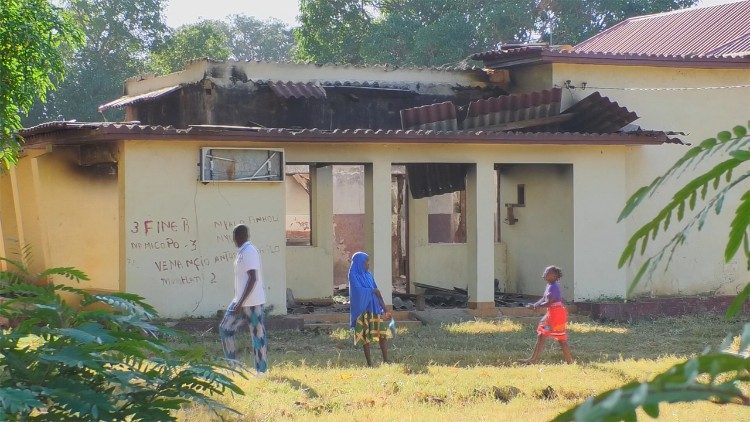 2025.07.09 Hospital local vandalizado durante os tumultos em Lalaua (Moçambique)