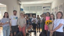 Profesori, volonteri i polaznici tečajeva hrvatskog jezika za izbjeglice (foto: Isusovačka služba za izbjeglice - JRS) 