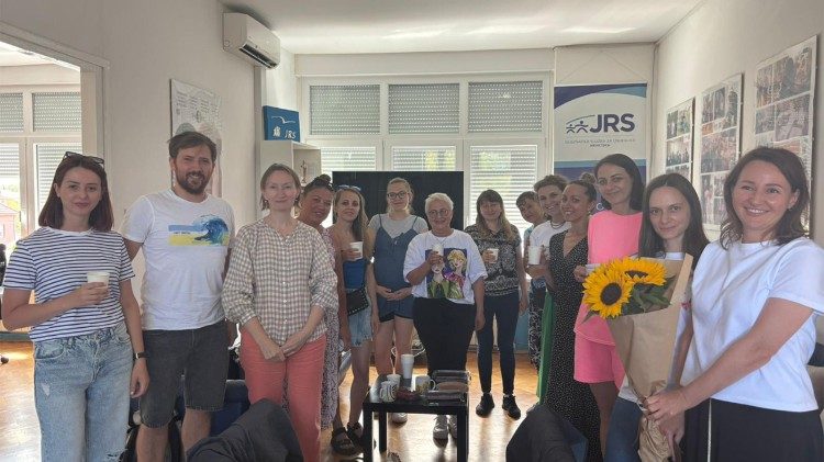 Profesori, volonteri i polaznici tečajeva hrvatskog jezika za izbjeglice (foto: Isusovačka služba za izbjeglice - JRS) 