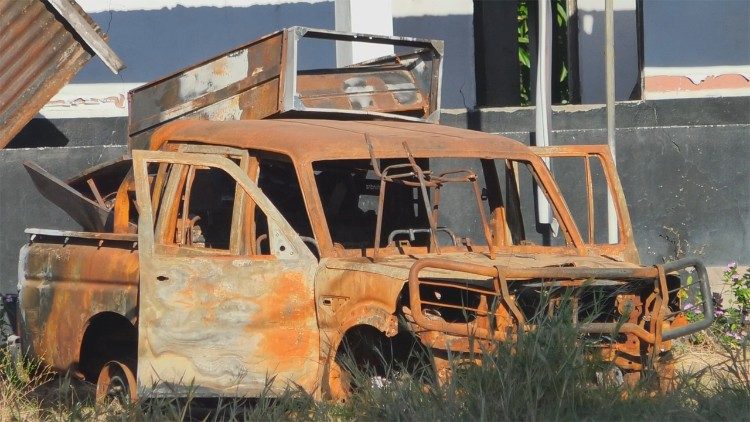 Viatura reduzida a cinzas após protestos violentos que marcaram as manifestações Lalaua 