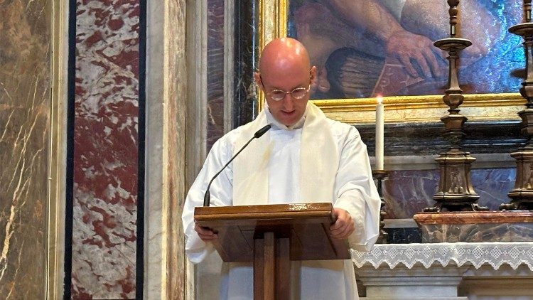 Ks. Paweł Trajewski podczas Mszy przy grobie św. Jana Pawła II (Wojciech Rogacin)