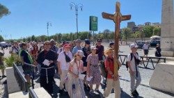 Pellegrini a Piazza Pia si incamminano verso la Porta Santa