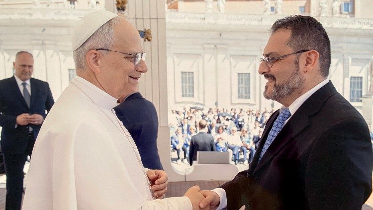 Mario Galgano trifft Papst Leo XIV. am Rand einer Generalaudienz