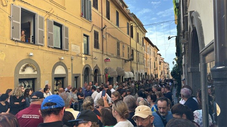 Tłumy ludzi wypełniły Castel Gandolfo w niedzielę 13 lipca