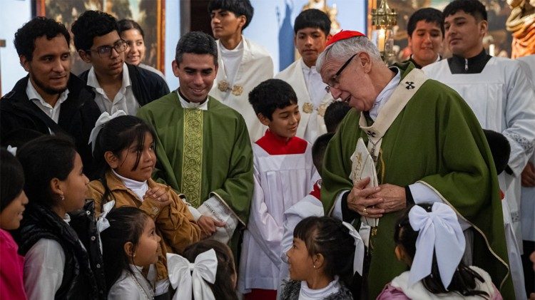 Un momento del cardenal con los feligreses