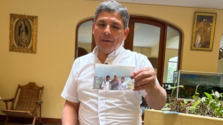 Padre Ramiro Castillo mostra uma foto com o padre Robert Francis Prevost