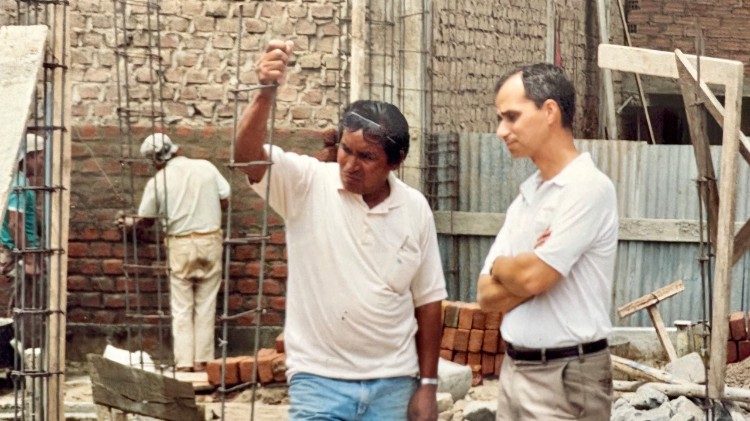 O jovem Prevost monitora as obras de construção nas paróquias de Trujillo