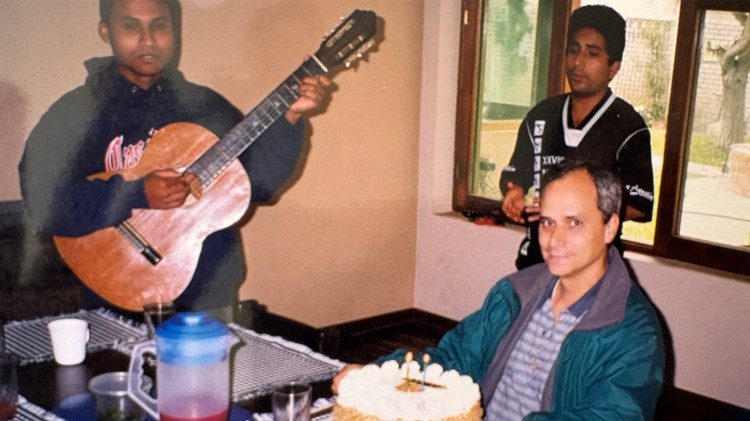 O jovem Robert Francis Prevost durante uma festa de aniversário com seus confrades agostinianos em Trujillo