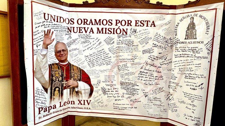 Cartaz em homenagem ao Papa Leão XIV na paróquia de Santa Rita