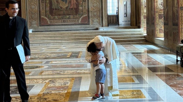 El abrazo entre el niño y el Papa León XIV (foto © Padre Bruno Silvestrini)