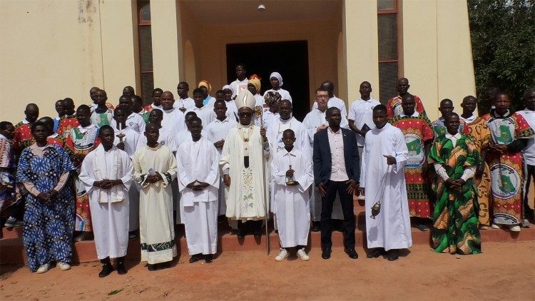 Foto de família após a solene Missa dos 75 anos presidida por Dom Inácio Saúre