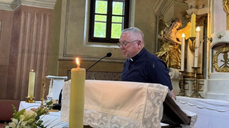 Mons. dr. Juraj Batelja u Slavetiću govori o svojoj knjizi "Ti si, Gospodine, baština moja!" (Foto: Župa Krašić)