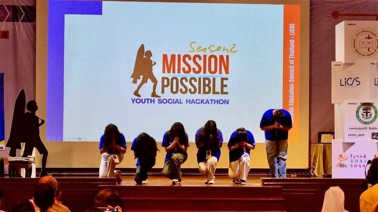 Student hackers from the MISSION POSSIBLE Youth Social Hackathon Season 2 "wai" in gratitude and respect after giving their final pitch, July 2025. Photo: