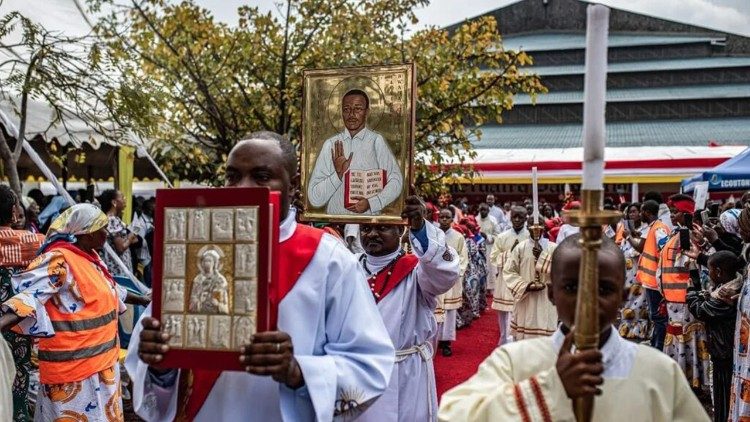 அருளாளர் ஃபுளாரிபர்ட் அவர்களின் அருளீக்கப்பவனியின்போது மக்கள்