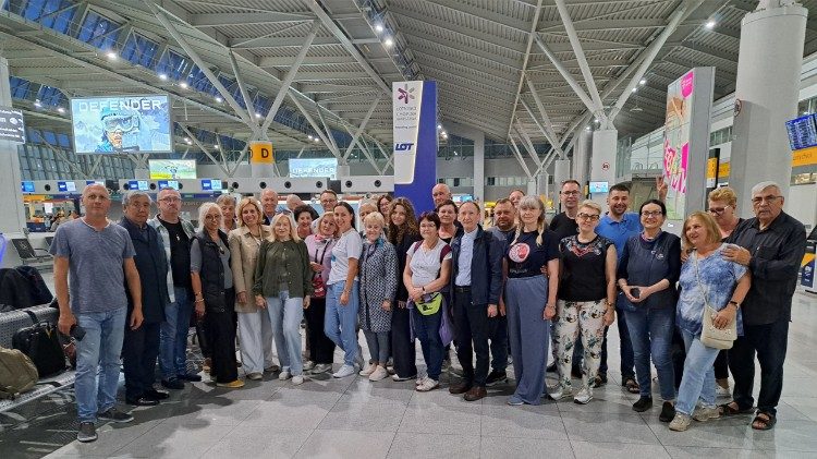 Ks. Leszek Kryża TChr wraz z grupą wolontariuszy, wyruszających do Kazachstanu