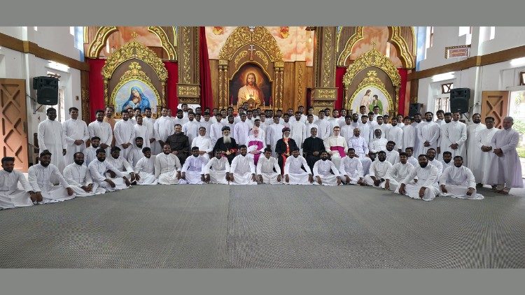 Арцыбіскуп Галахер у Вышэйшай духоўнай семінарыі Найсвяцейшай Панны Марыі ў Трывандраме (Індыя)