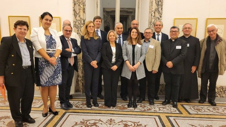 Holokauszt-konferencia - csoportkép az előadókkal és moderátorokkal, 2024. november 19