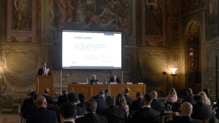 Szabó Csaba főigazgató (MNL) előadása az Archivi e biblioteche come ponti konferencián 2022. október 4-én