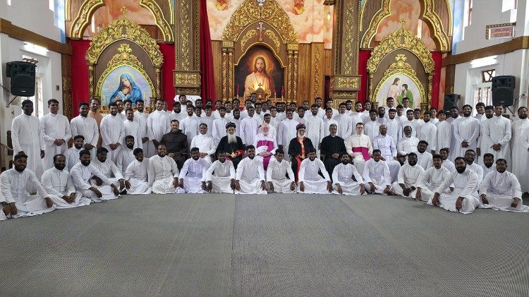 Zajednička fotografija na kraju ceremonije polaganja kamena temeljca novog Teološkog instituta u Trivandrumu