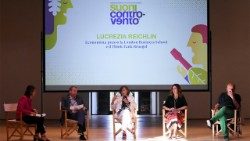 Un momento del dibattito dedicato all'economia sociale, al Teatro Cucinelli di Solomeo