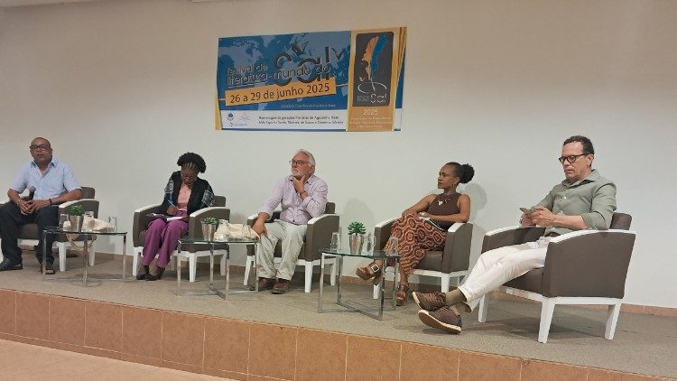 Goretti de Pina na conclusão da 7ª edição do Festival de Literatura-Mundo do Sal