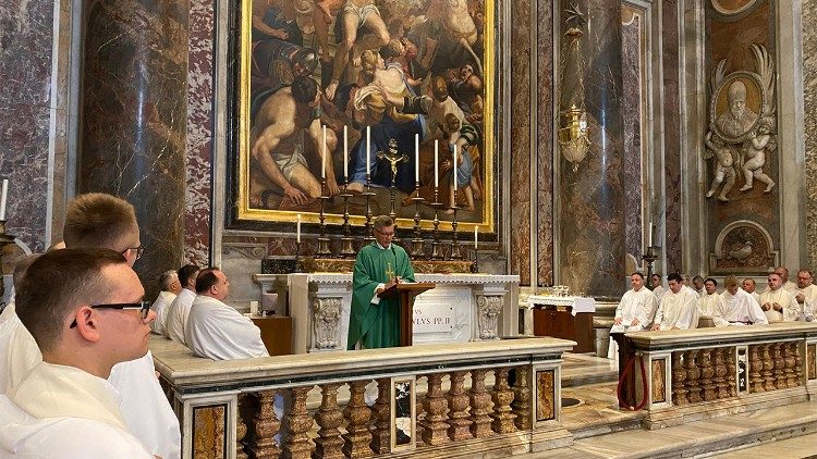 Msza św. przy grobie Papieża Polaka w każdy czwartek gromadzi wielu kapłanów i wiernych świeckich