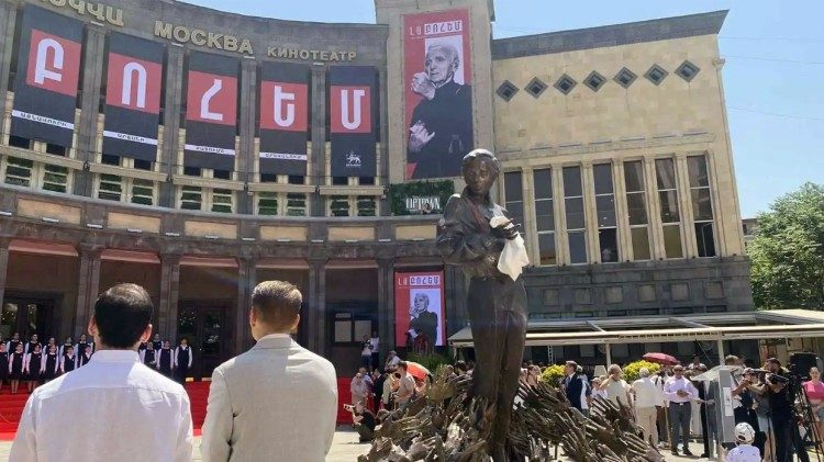 2025.07.18 Statua di Aznavour nel centro di Yerevan