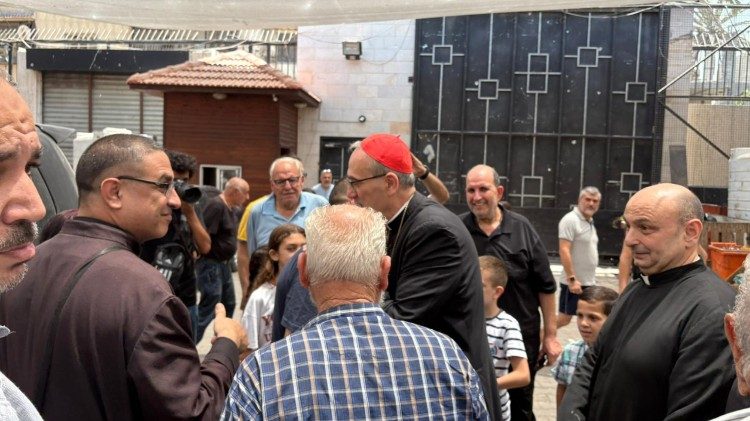 2025.07.18 Il cardinale Pizzaballa a Gaza, alle sue spalle padre Romanelli