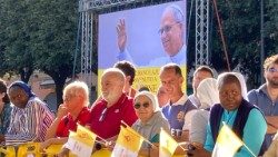 Zahlreiche Gläubige und Touristen waren bei der Messe dabei, die über Bildschirme auch draußen übertragen wurde