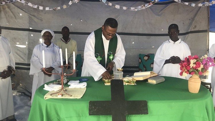 Padre Abel Baptista Sicanso na celebração da Eucaristia da festa do Padroeiro da Comunidade São Paulo de Terrene