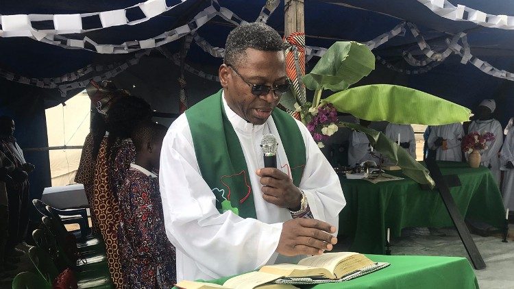 “A Palavra de Deus que escutámos hoje convida-nos a acolher ..."