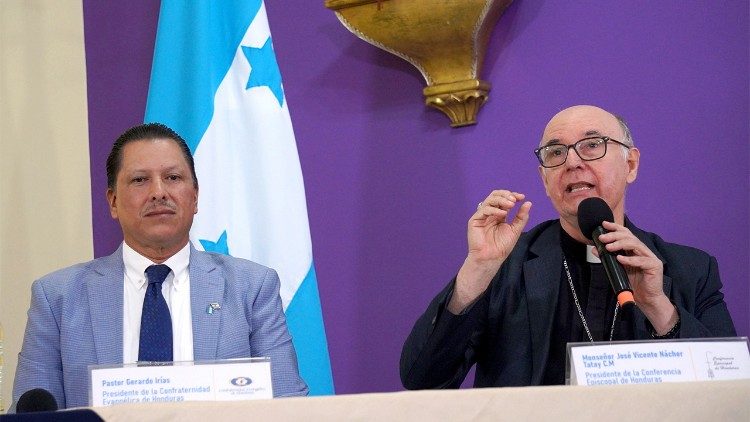 Mons. Nácher respondiendo a las preguntas en la conferencia de prensa