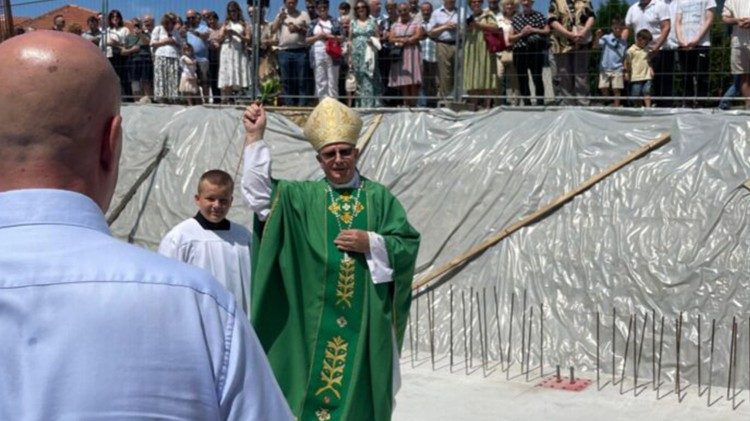 Biskup Mijo Gorski blagoslivlja gradilište bogoslužnog i pastoralnog prostora u Gračanima (Foto: HKM/Župa Gračani)