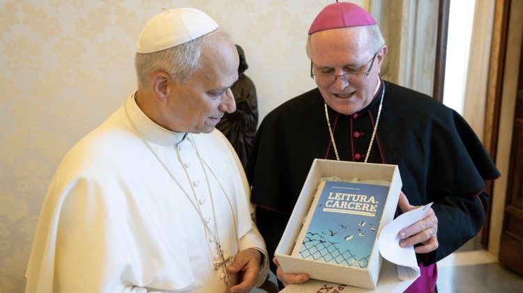 Papa Leão XIV recebe livro "Leitura e cárcere" das mãos do arcebispo de Chapecó, Dom Odelir José Magri.
