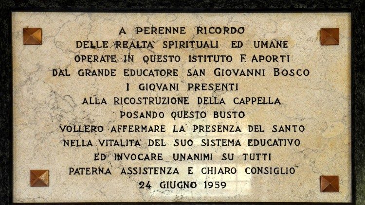 La targa al Ferrante Aporti che ricorda le attività di San Giovanni Bosco
