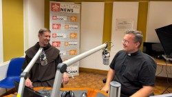Br. Matúš Pavol Racek, OFM o. Martinom Jarábekom vo Vatikánskom rozhlase
