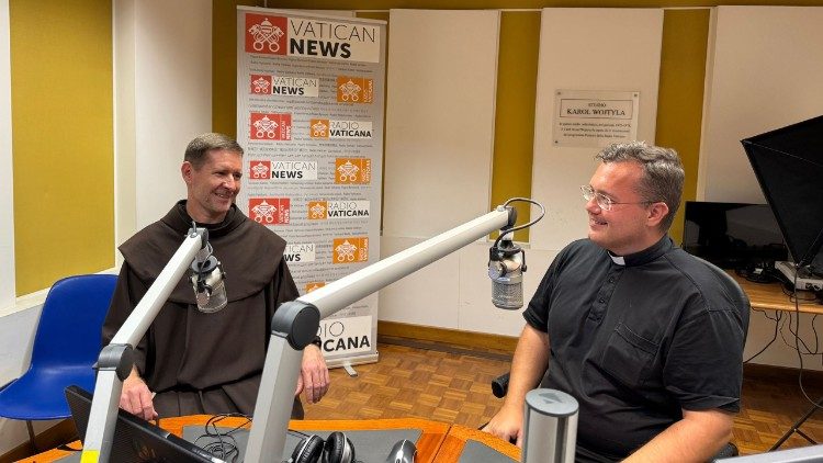 Br. Matúš Pavol Racek, OFM o. Martinom Jarábekom vo Vatikánskom rozhlase