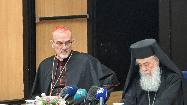 Patriarchowie kard. Pierbattista Pizzaballa i Teofil III na konferencji prasowej o sytuacji w Gazie