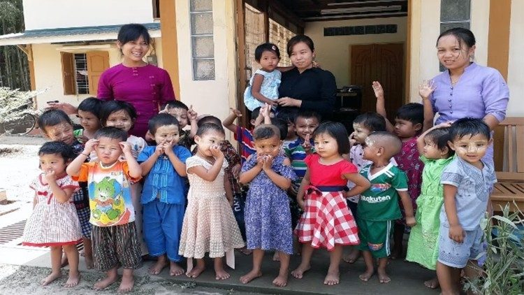 Alunni e insegnanti nella scuola di Thilawa, gestita dalle suore del Bambino Gesù