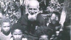 Padre Mario Lanciotti rodeado por jovens indígenas na Amazônia