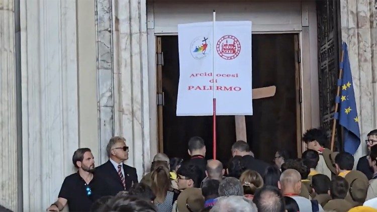 Il passaggio della Porta Santa della Basilica Vaticana 