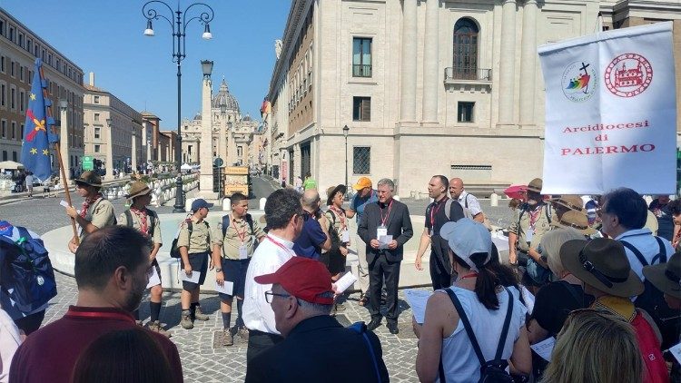 L'arcivescovo di Palermo, monsignor Corrado Lorefice, insieme ai fedeli radunati a Piazza Pia