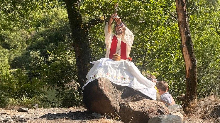 Don Fiscer sottolinea l'importanza della vita di comunità in parrocchia e dei sacramenti per non rendere la fede artificiale.